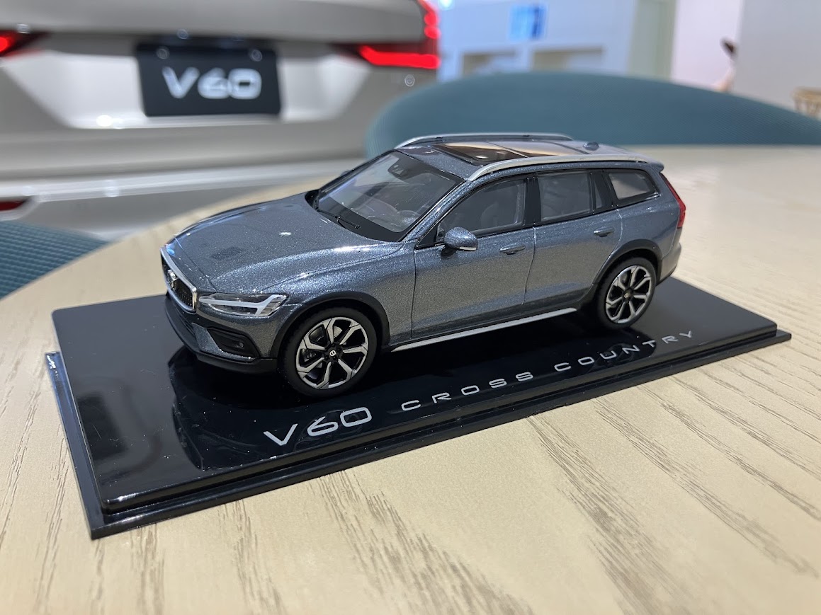 V60 Cross Country ミニカーの造形美 | ボルボ・カー 江戸川